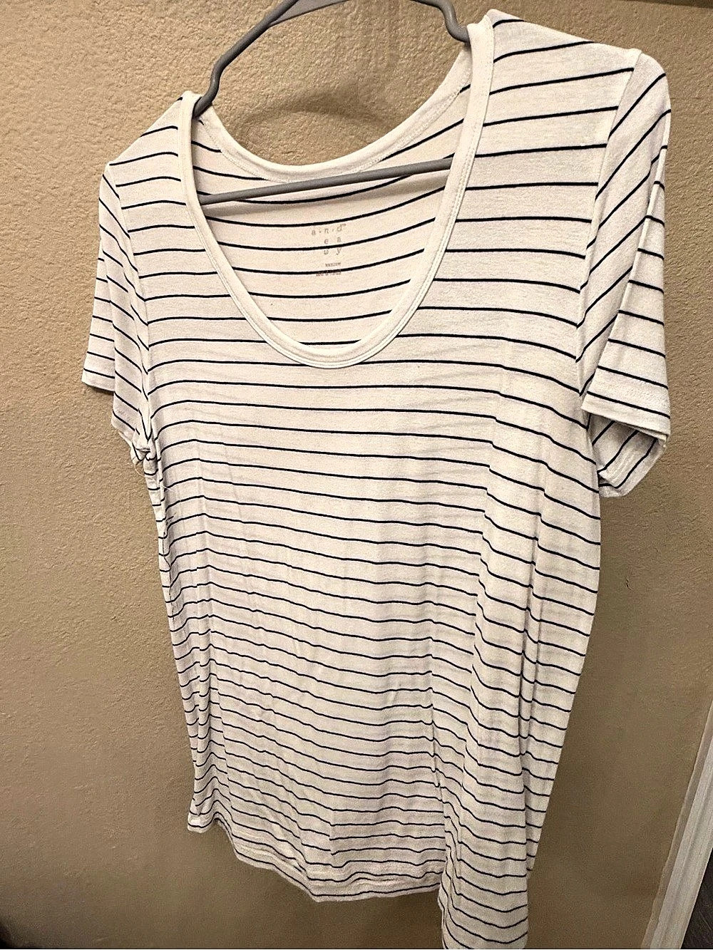 Old Navy Striped Short Sleeve Tee in White & Black Size Small